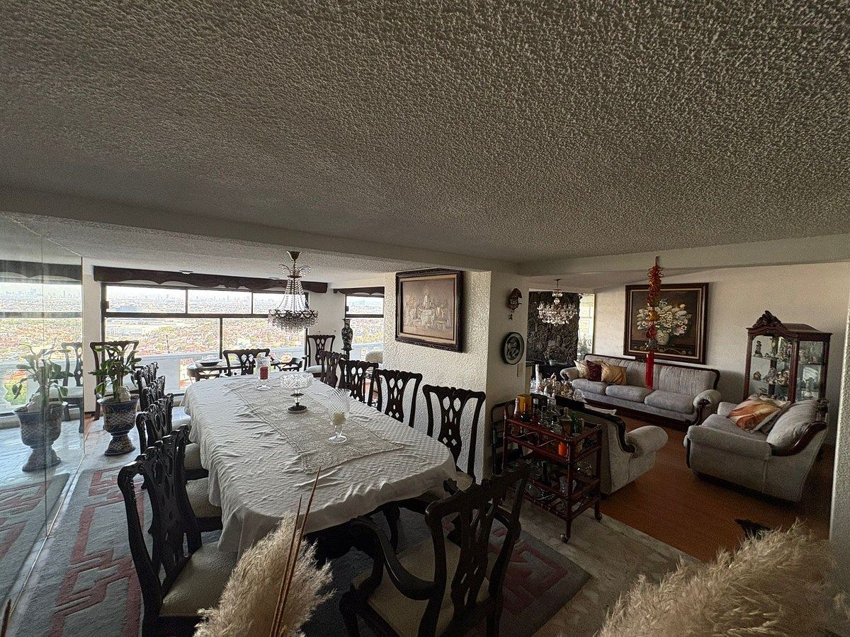 2 de 21: Sala comedor con balcón