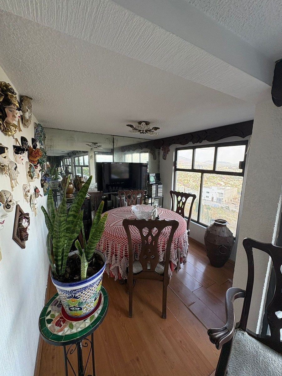 5 de 21: Cuarto con mesa de juegos