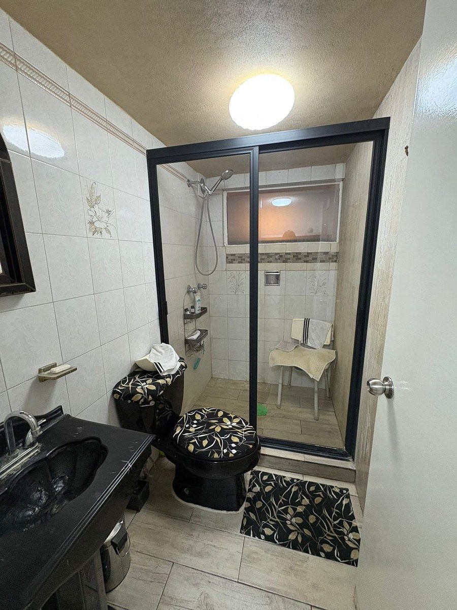 10 de 21: Baño completo family room