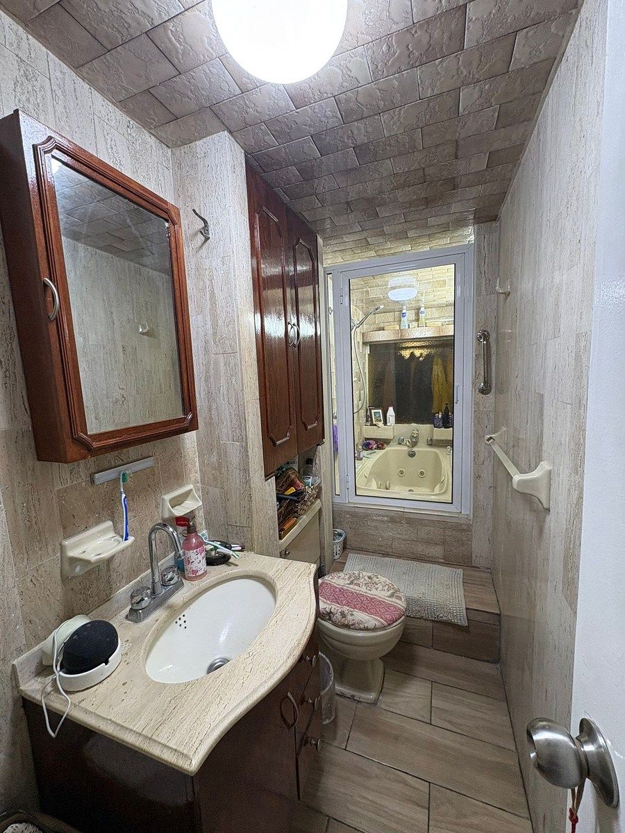 13 de 21: Baño con tina