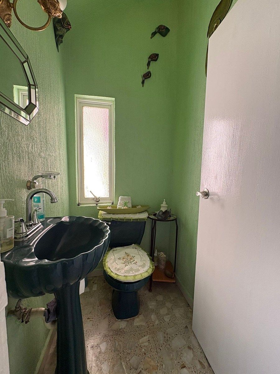 6 de 21: Medio baño de visitas