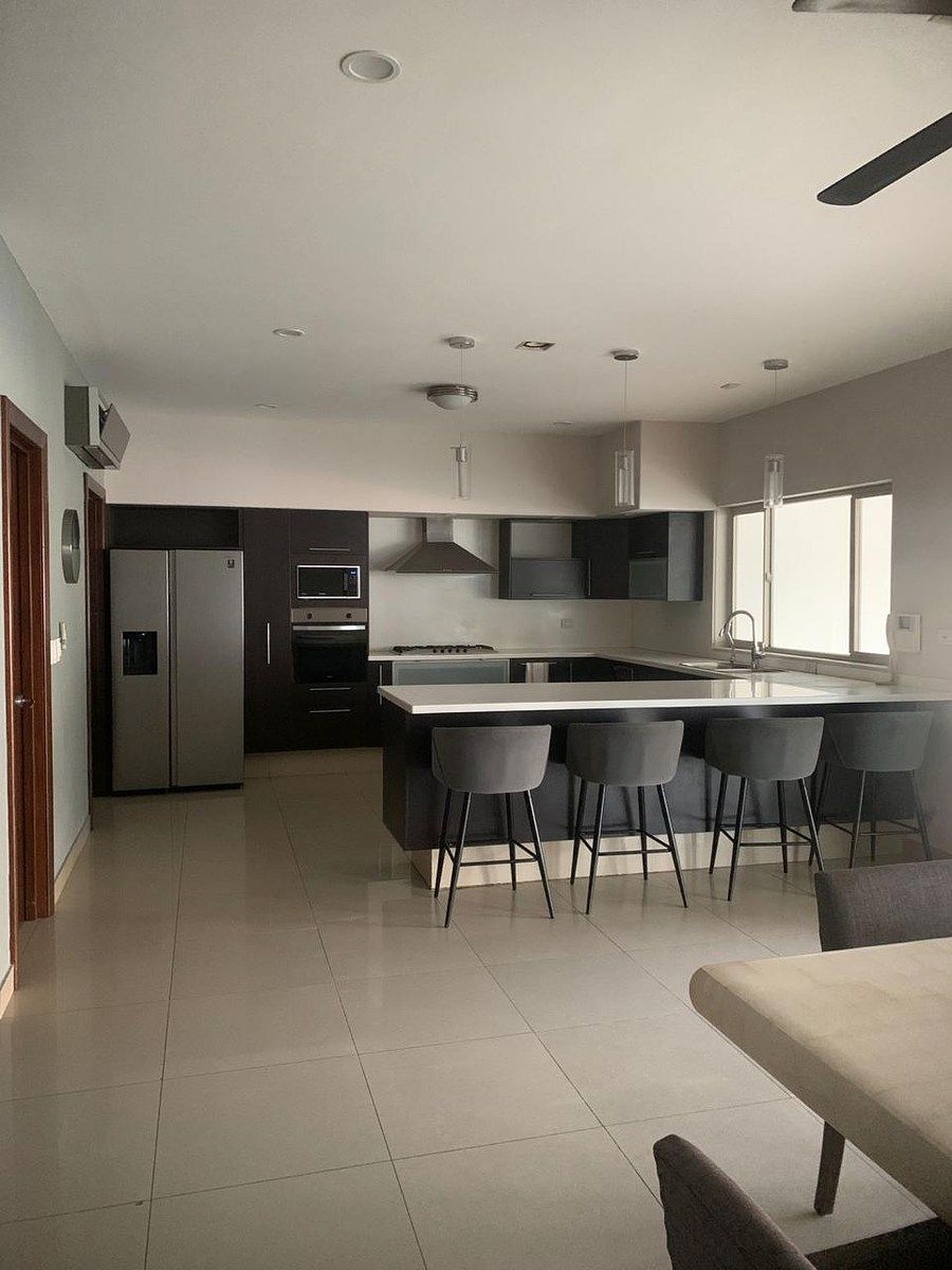 2 de 14: COCINA AMPLIA Y MODERNA