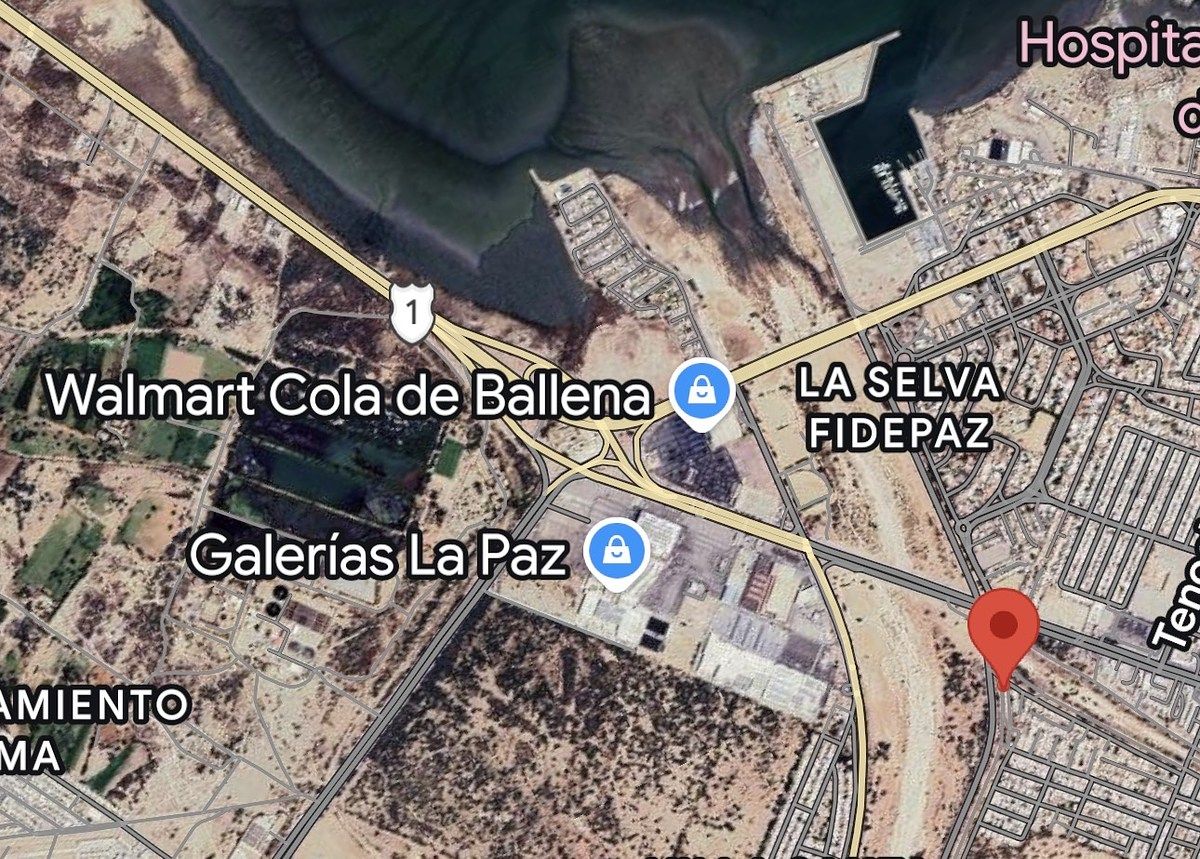 4 de 23: dos plazas comerciales cruzando libramiento