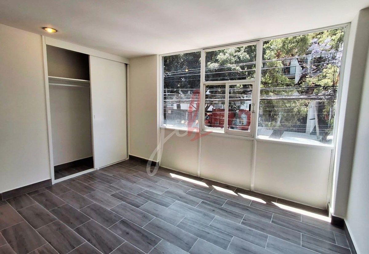 6 of 11: Habitación con vista al exterior