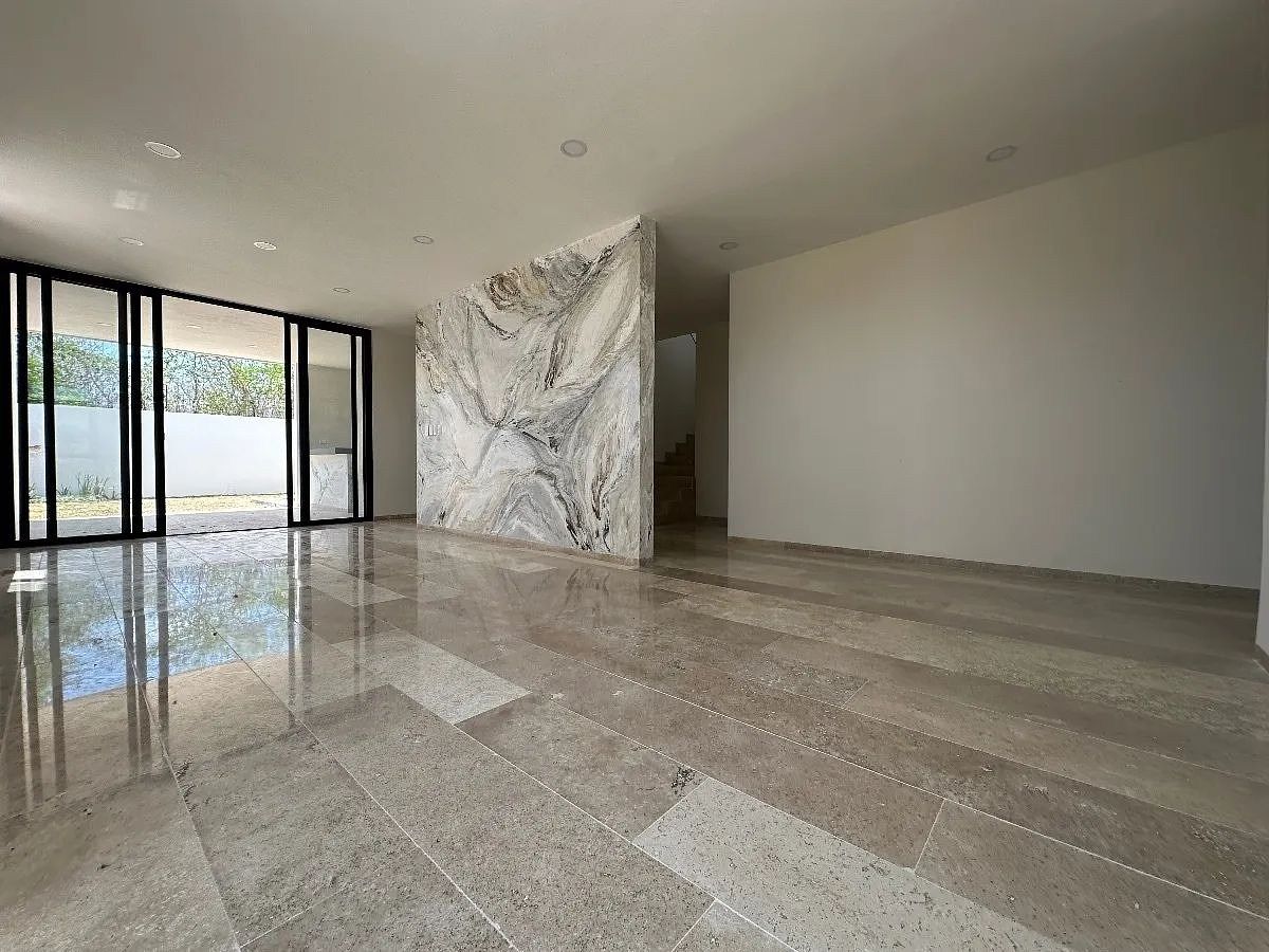 EN VENTA CASA DE 4 RECÁMARAS EN PRIV. VARENA AL NORTE DE MÉRIDA - foto 2
