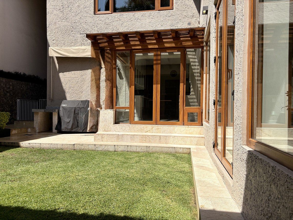 4 de 39: Amplio Jardín con acceso al interior de la casa