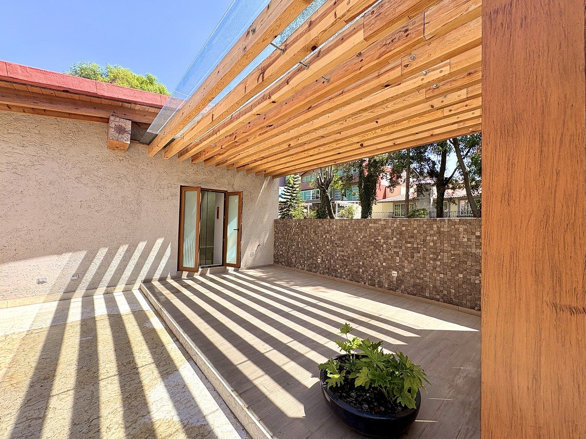 7 de 39: Terraza con acceso desde recámara principal y área social