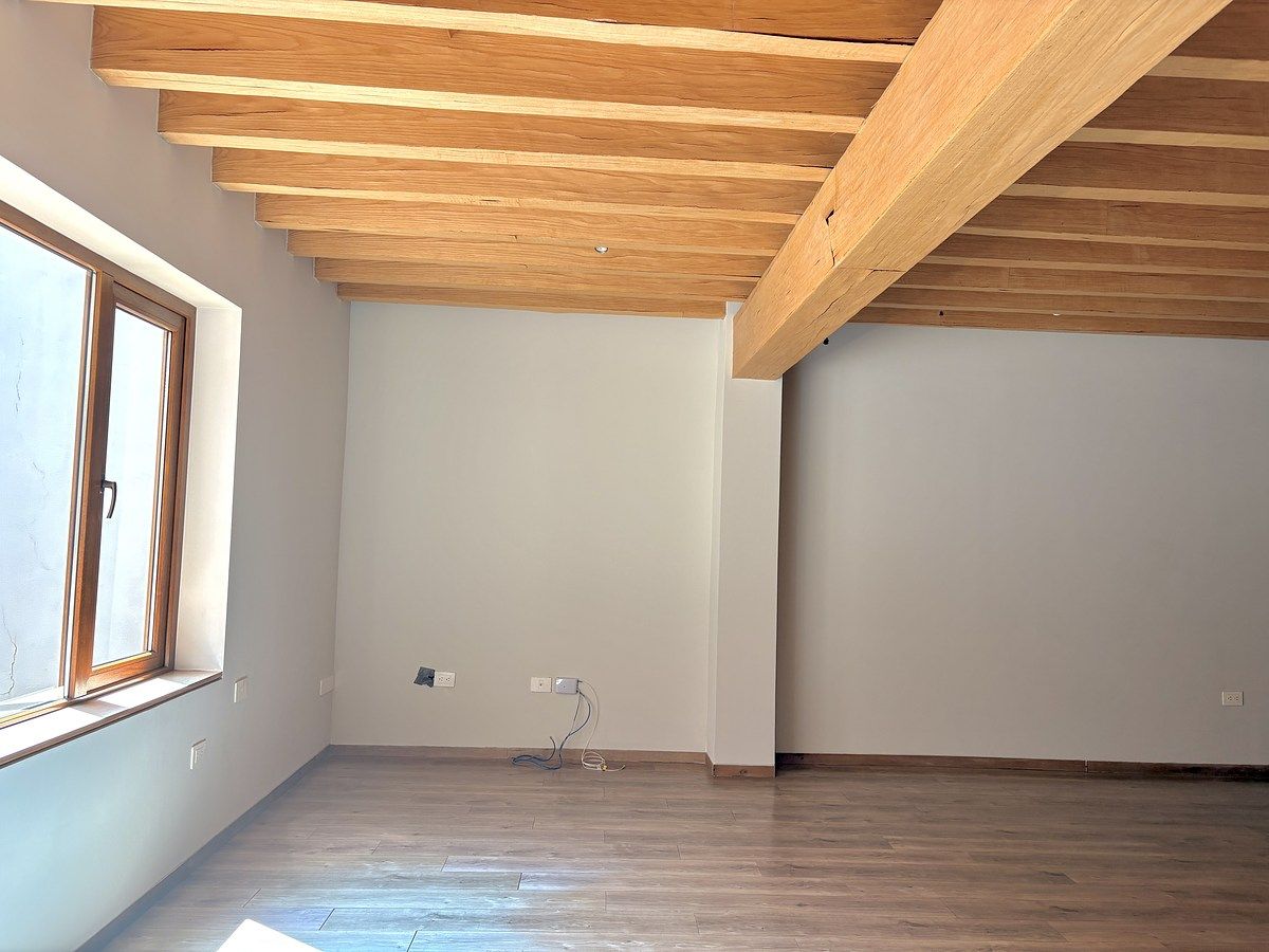 15 de 39: Recámara con techos altos de madera y amplios ventanales