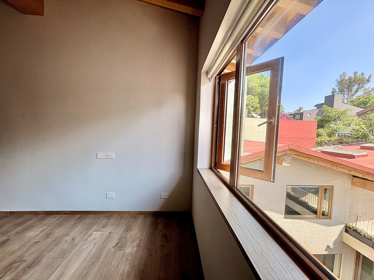 20 de 39: Recámara con grandes ventanales y buena iluminación natural