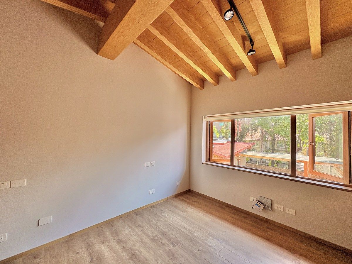 22 de 39: Recámara con ventanales que brindan gran iluminación