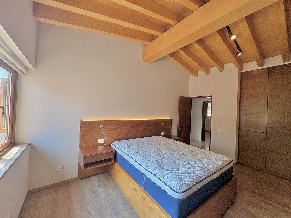 25 de 39: Recámara con techos altos y clóset de pared