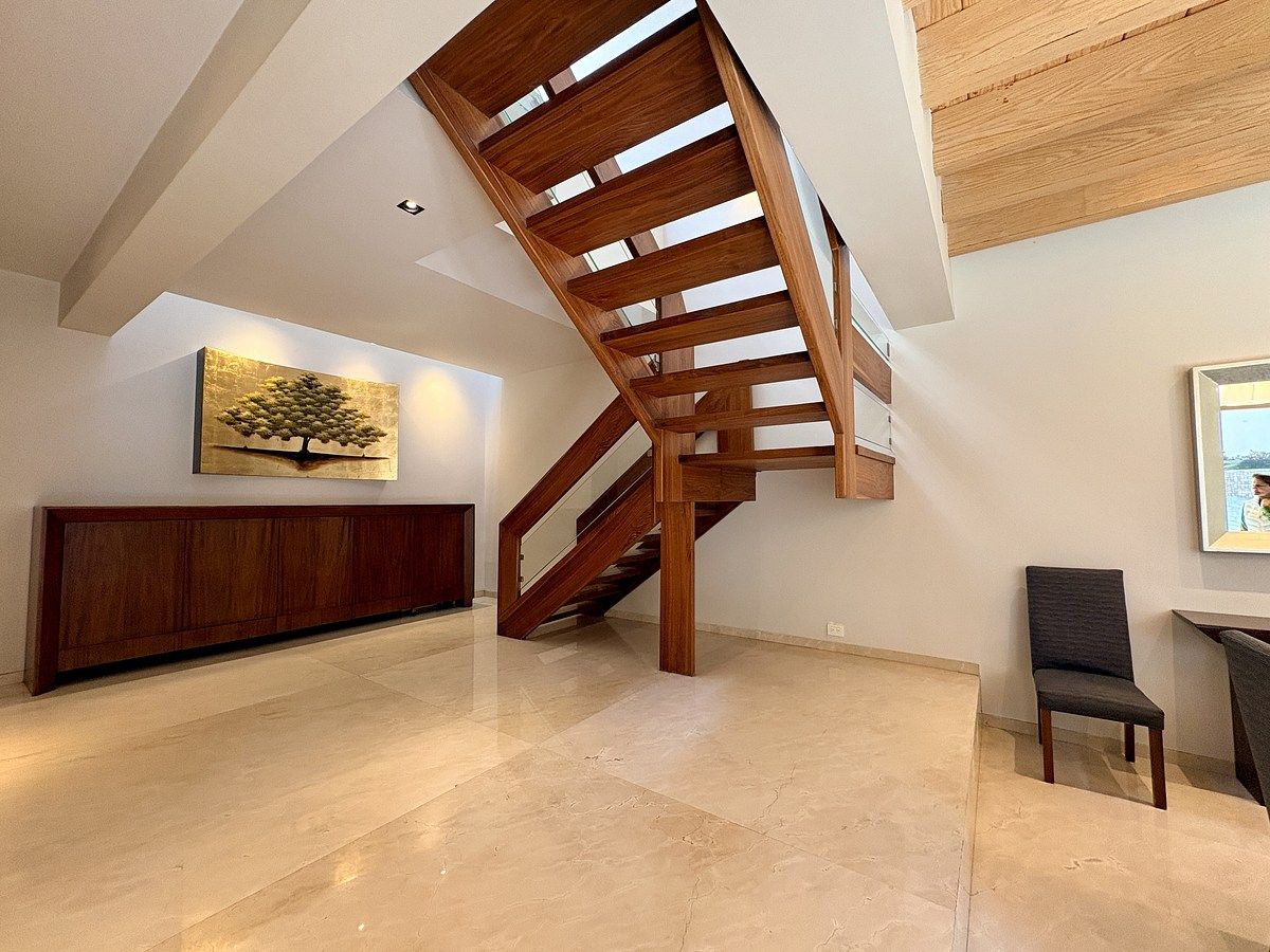 27 de 39: Vestíbulo con escalera de diseño