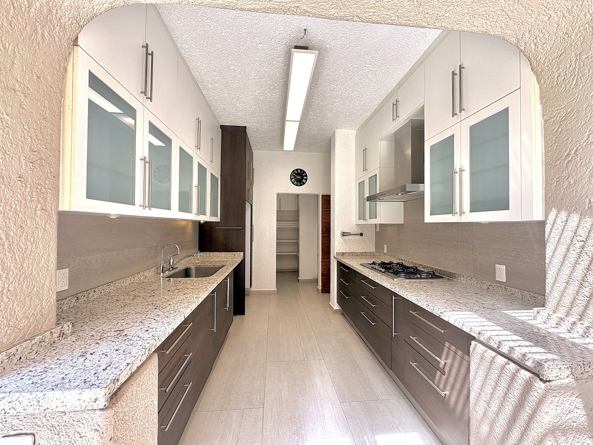 33 de 39: Amplia cocina integral con gran capacidad para almacenar