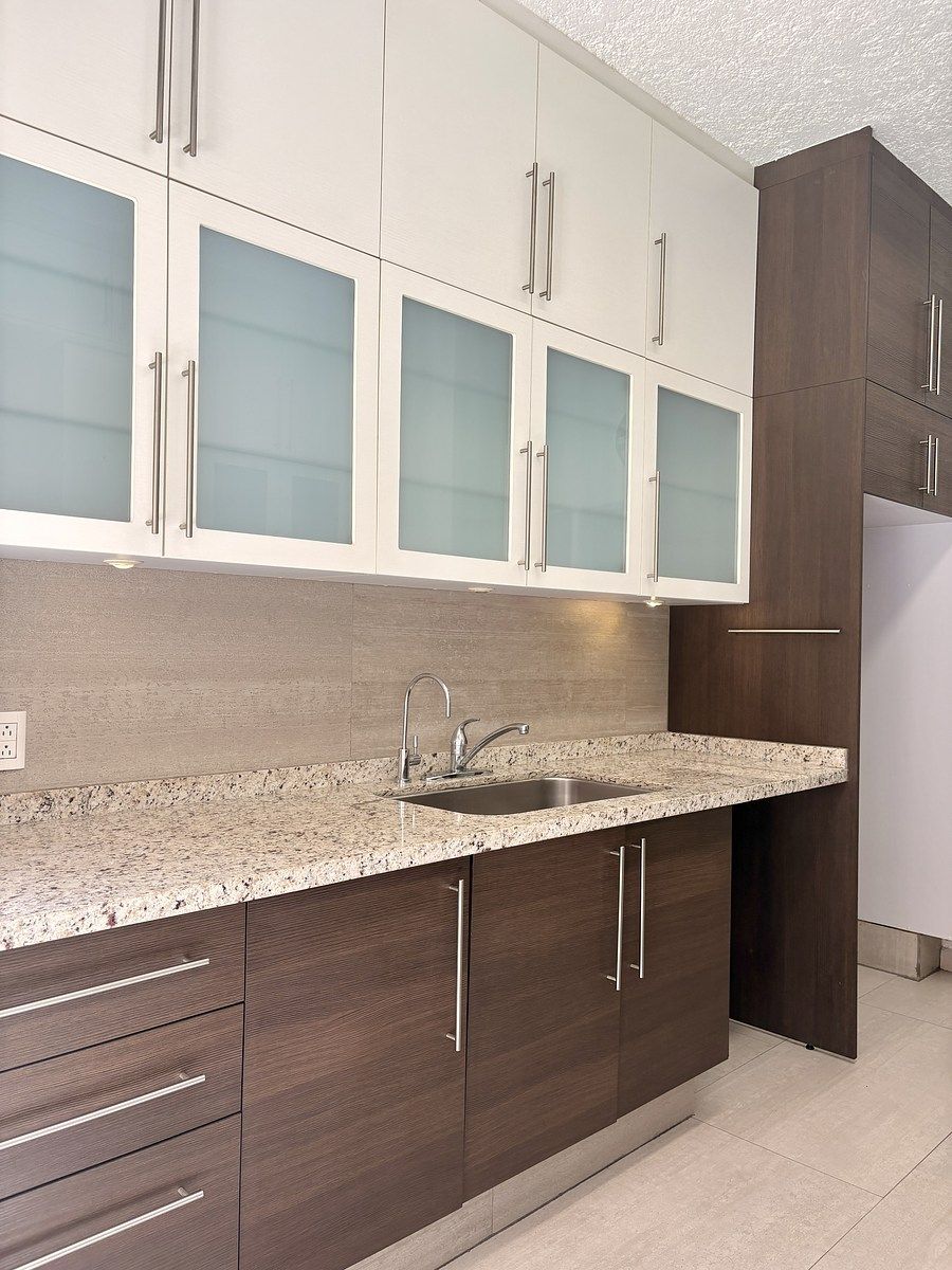 34 de 39: Cocina integral equipada con amplias y modernas cubiertas