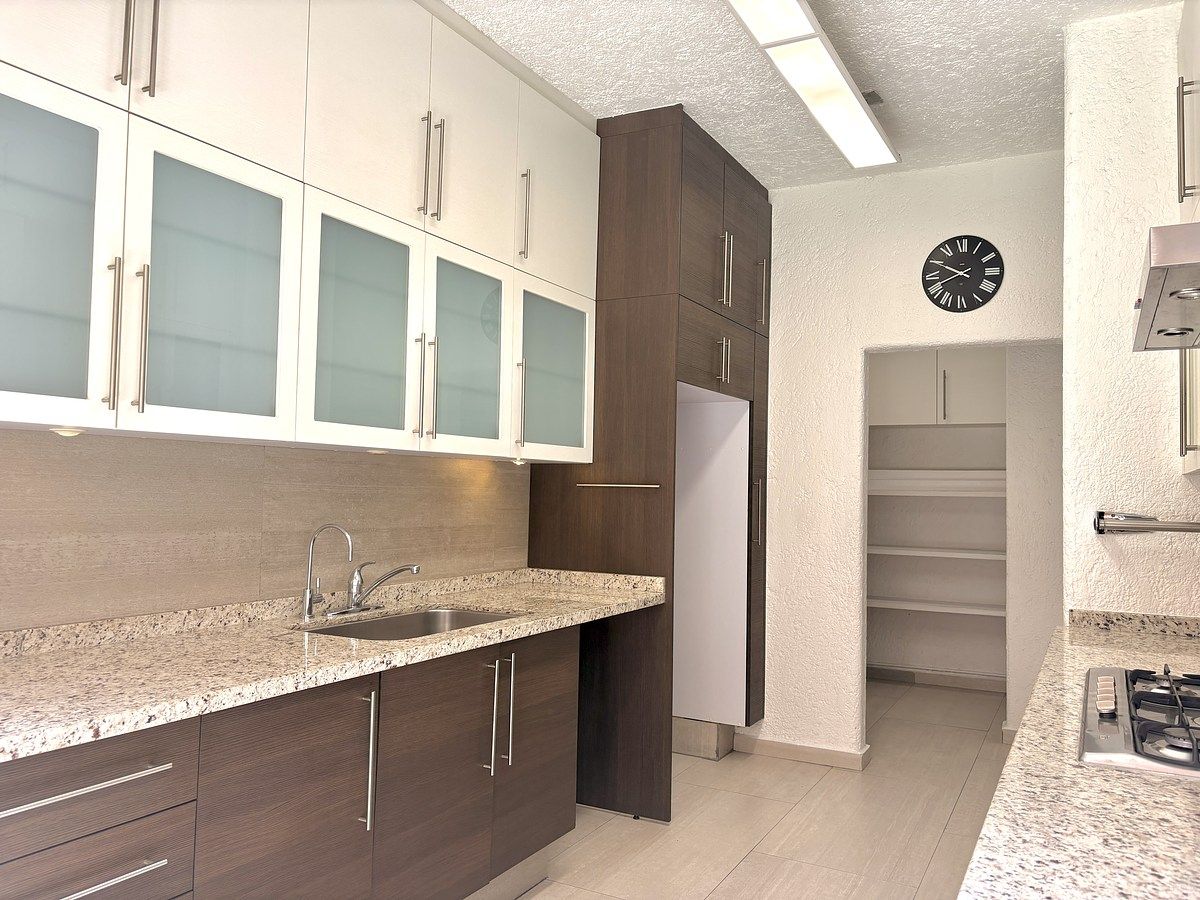 35 de 39: Cocina amplia con espacio para antecomedor