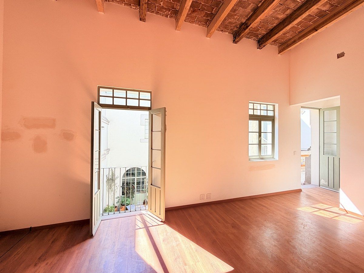 13 de 18: Sala comedor con balcón