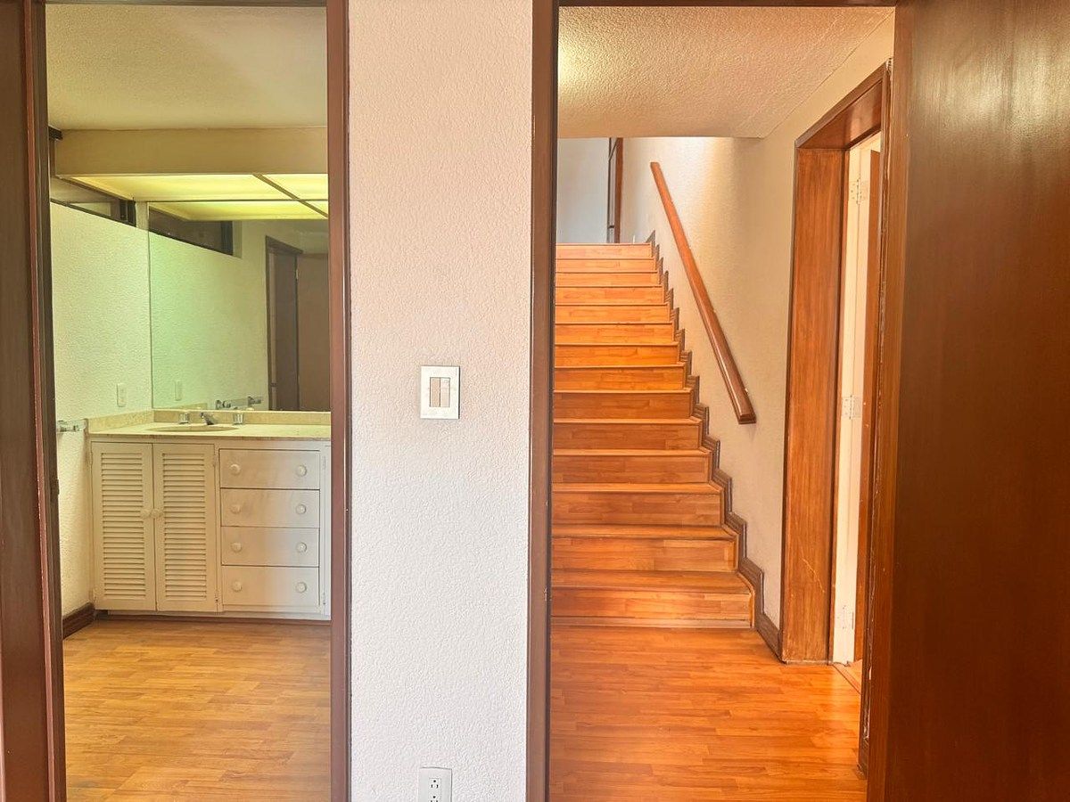 21 de 22: Recámara principal. Baño y escaleras hacia la sala de TV