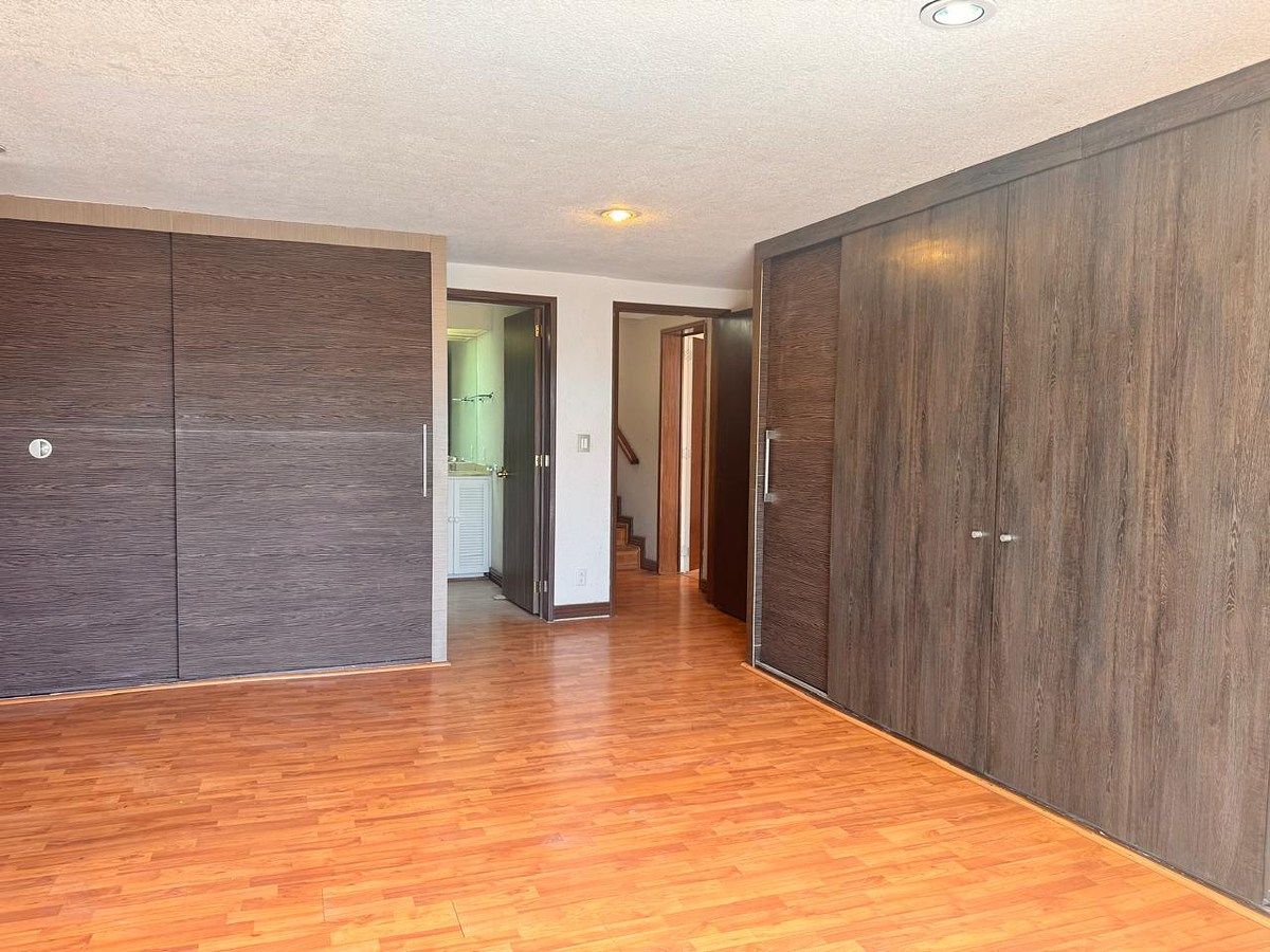 20 de 22: Recámara principal con closets y baño