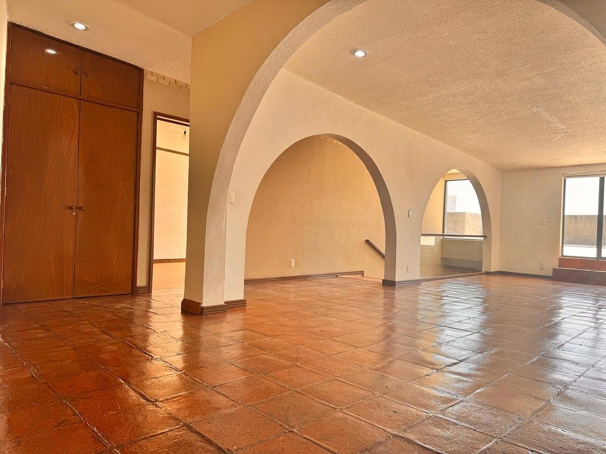 14 de 22: Family room. Izq. recámara y closet de blancos. Terraza