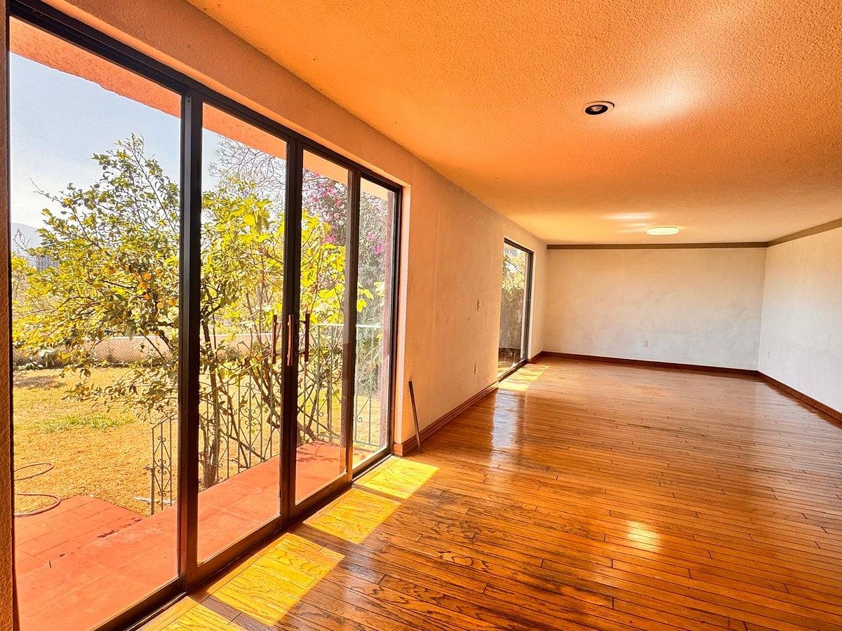 7 de 22: Sala y comedor con acceso al jardín