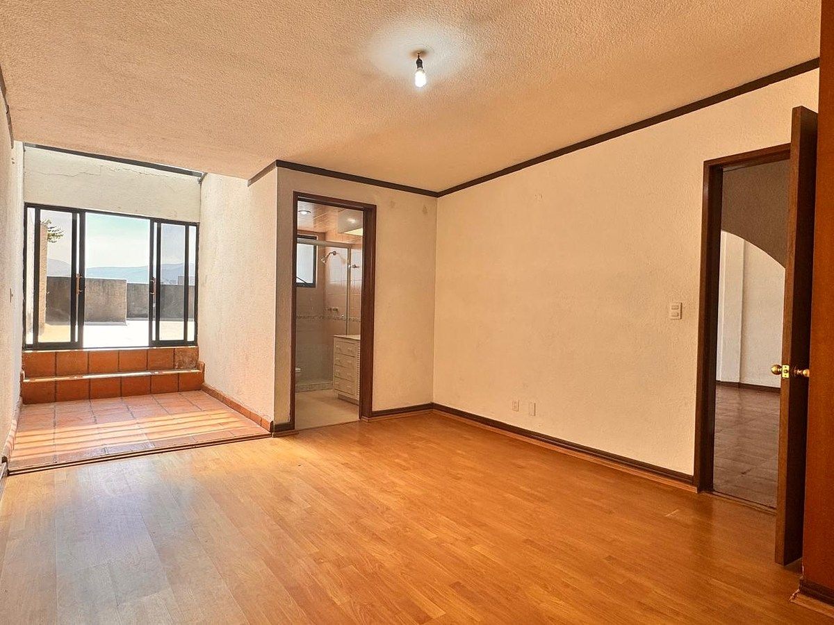 17 de 22: Recámara 1 con baño y acceso a la terraza