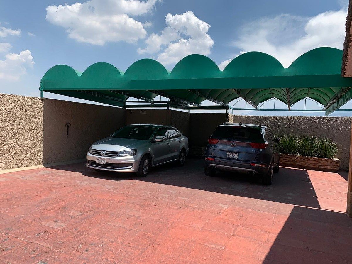 2 de 22: 3 autos a cubierto y 3 descubiertos