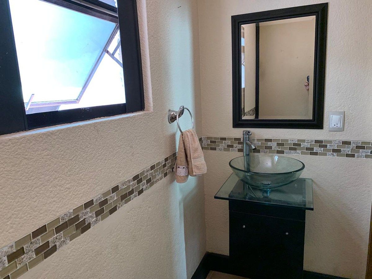 9 de 22: Baño de visitas