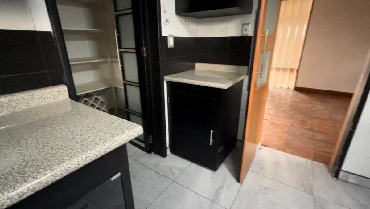 13 de 22: Alacena a la izq. y desayunador al fondo