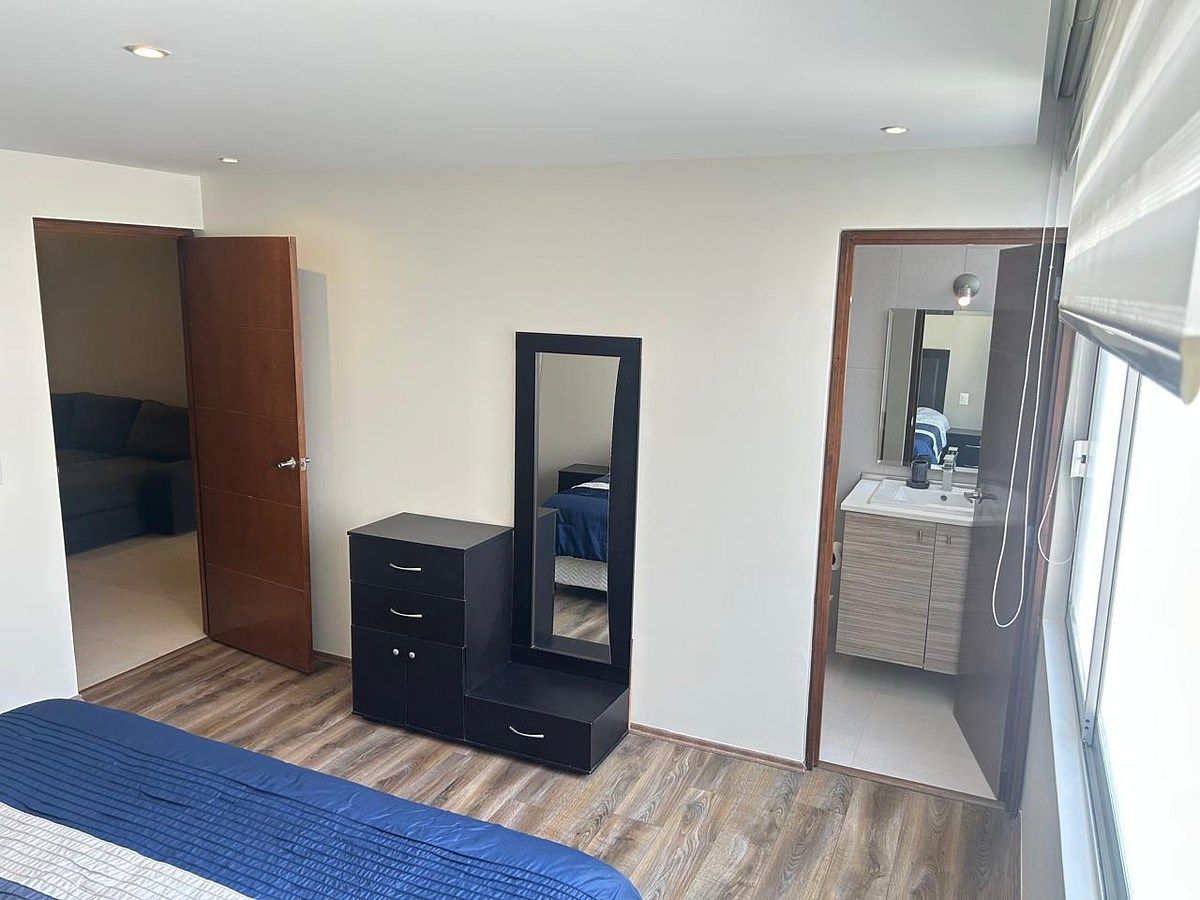 13 de 18: Recámara principal. Acceso y baño