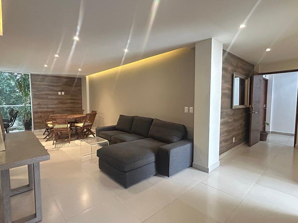 17 de 18: Pasillo de salida del departamento