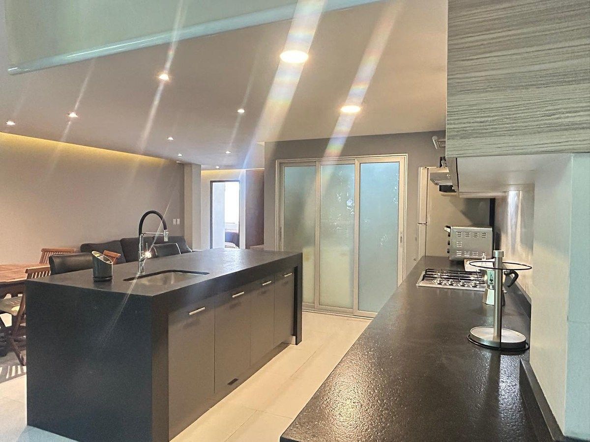 5 de 18: Cocina abierta. Al fondo gabinete lavanderia