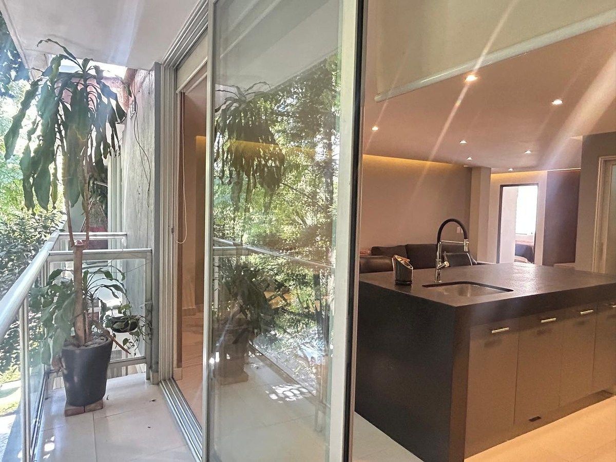 8 de 18: Cocina y sala frente al balcón