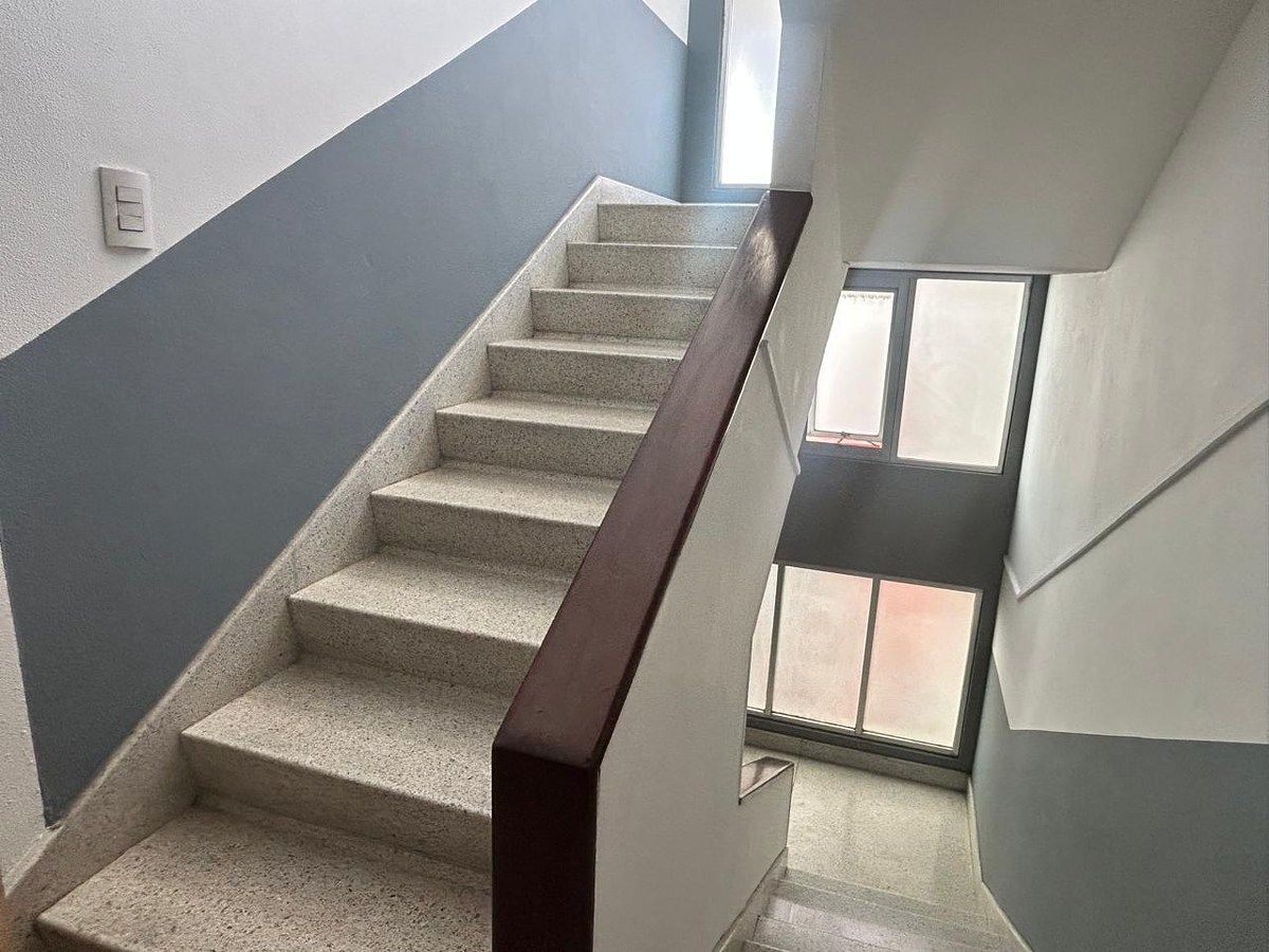 18 de 18: Escaleras del edificio