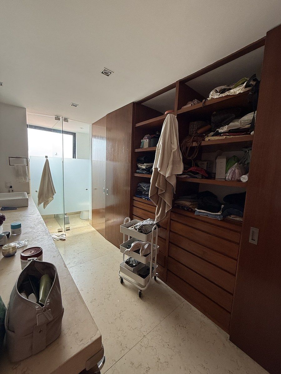 9 de 13: Baño + Walk-in closet recámara principal