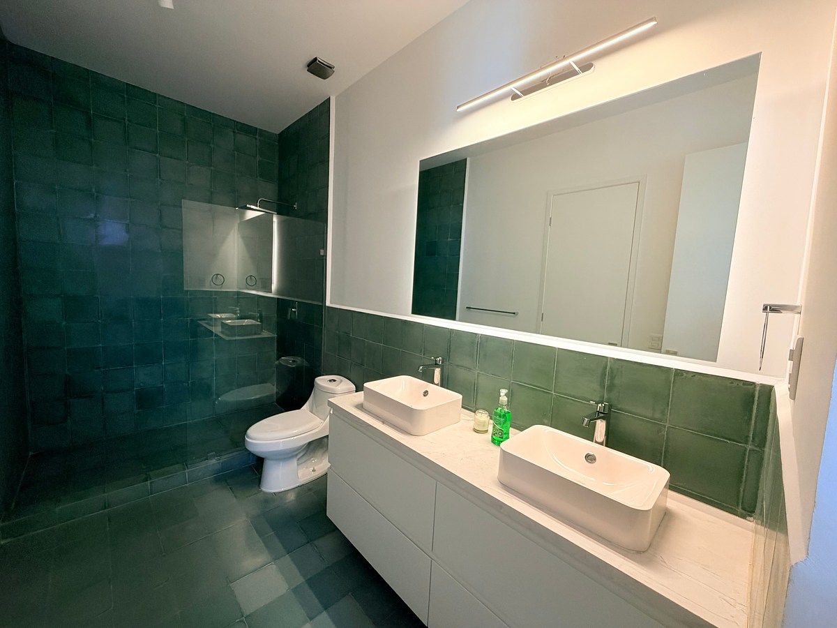 23 de 23: Baño completo