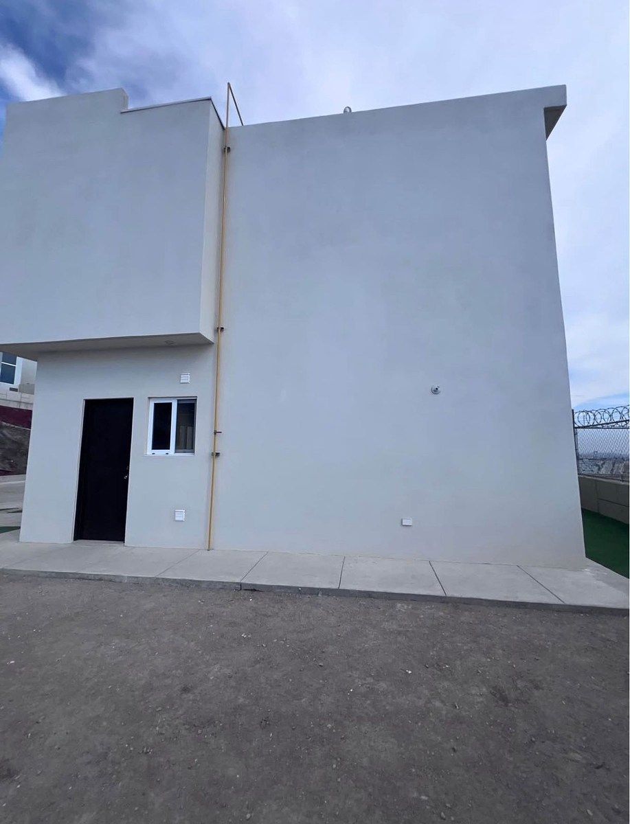 16 de 27: FACHADA TRASERA