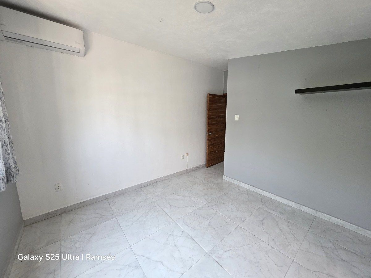 18 de 20: Habitación #3, con baño completo, en planta alta.