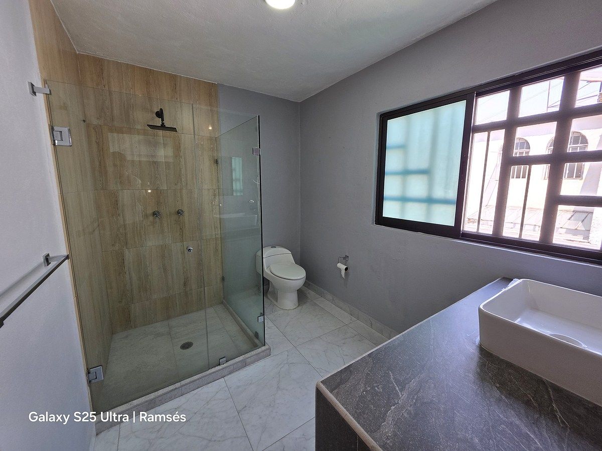 13 de 20: Habitación #2, con clóset y baño completo, en planta alta.