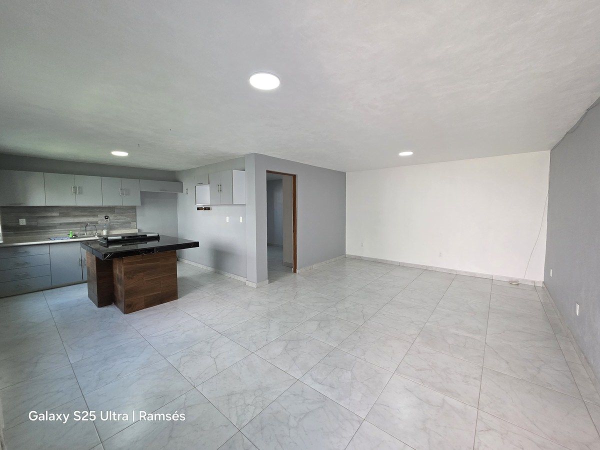 2 de 20: Área de sala, comedor y cocina.