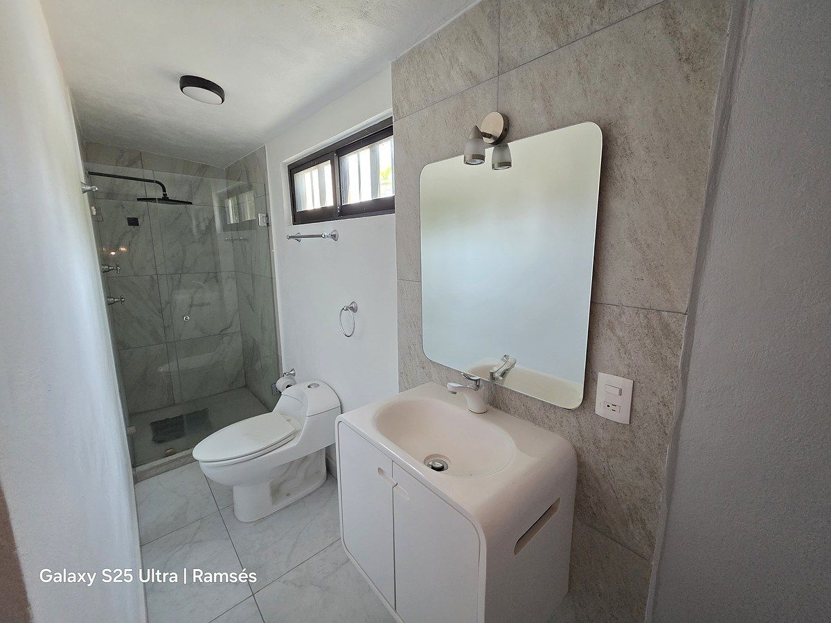 6 de 20: Habitación #1, con clóset y baño completo, en planta baja.