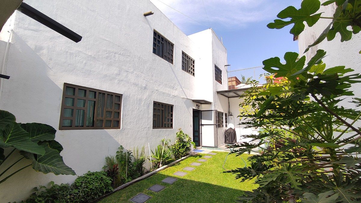 1 de 20: Fachada, con jardín y jacuzzi.