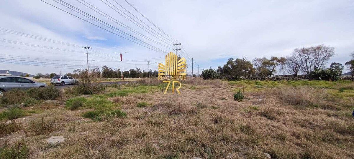 5 de 9: Vista lateral y desde atras del terreno hacia la carretera