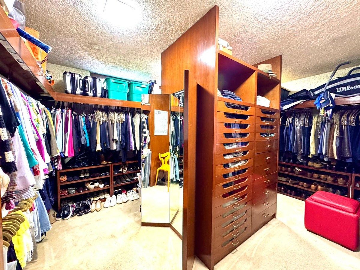 13 of 27: Vestidor de la recámara principal.