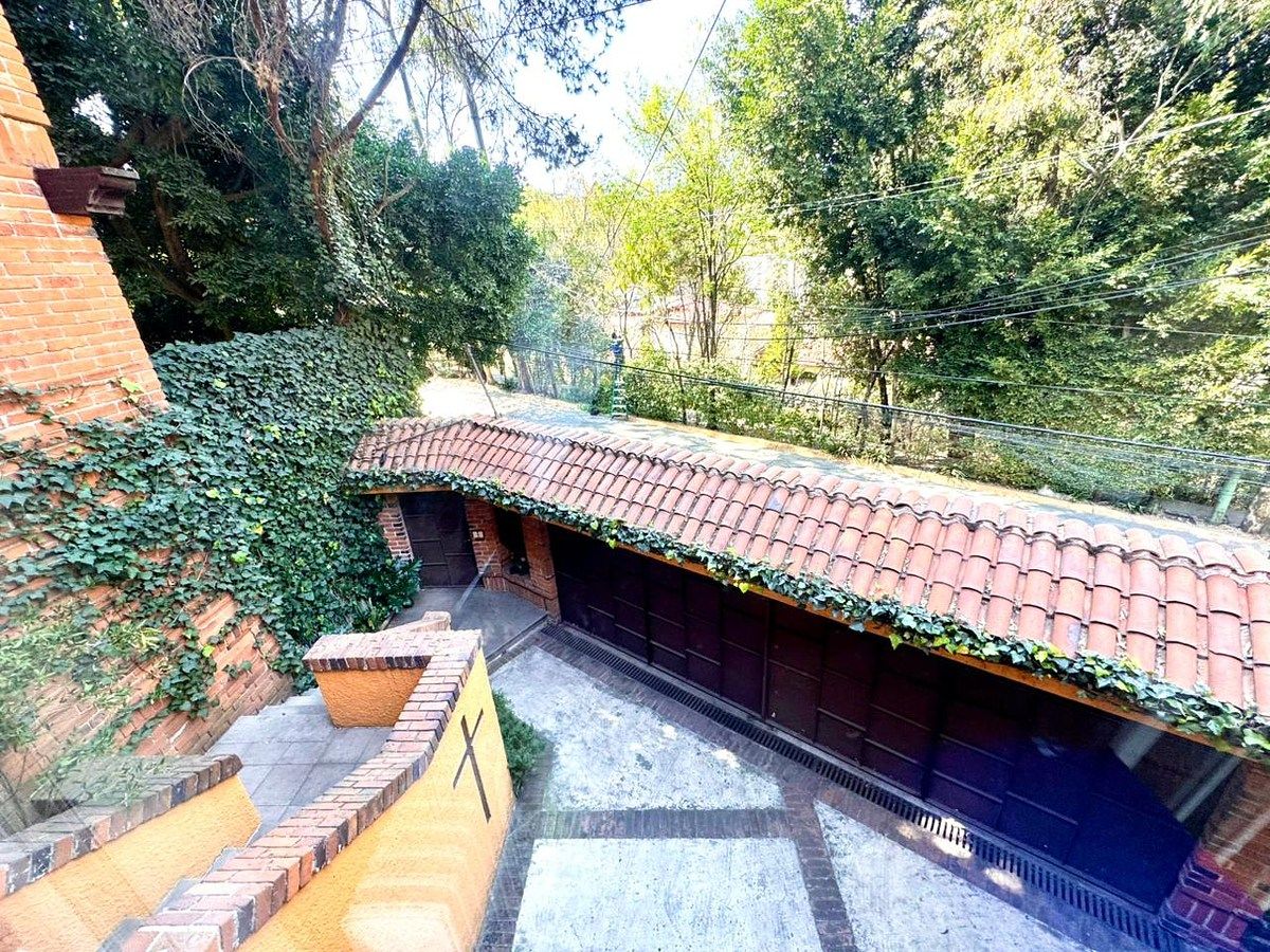 22 of 27: Amplia estrada vehicular-.