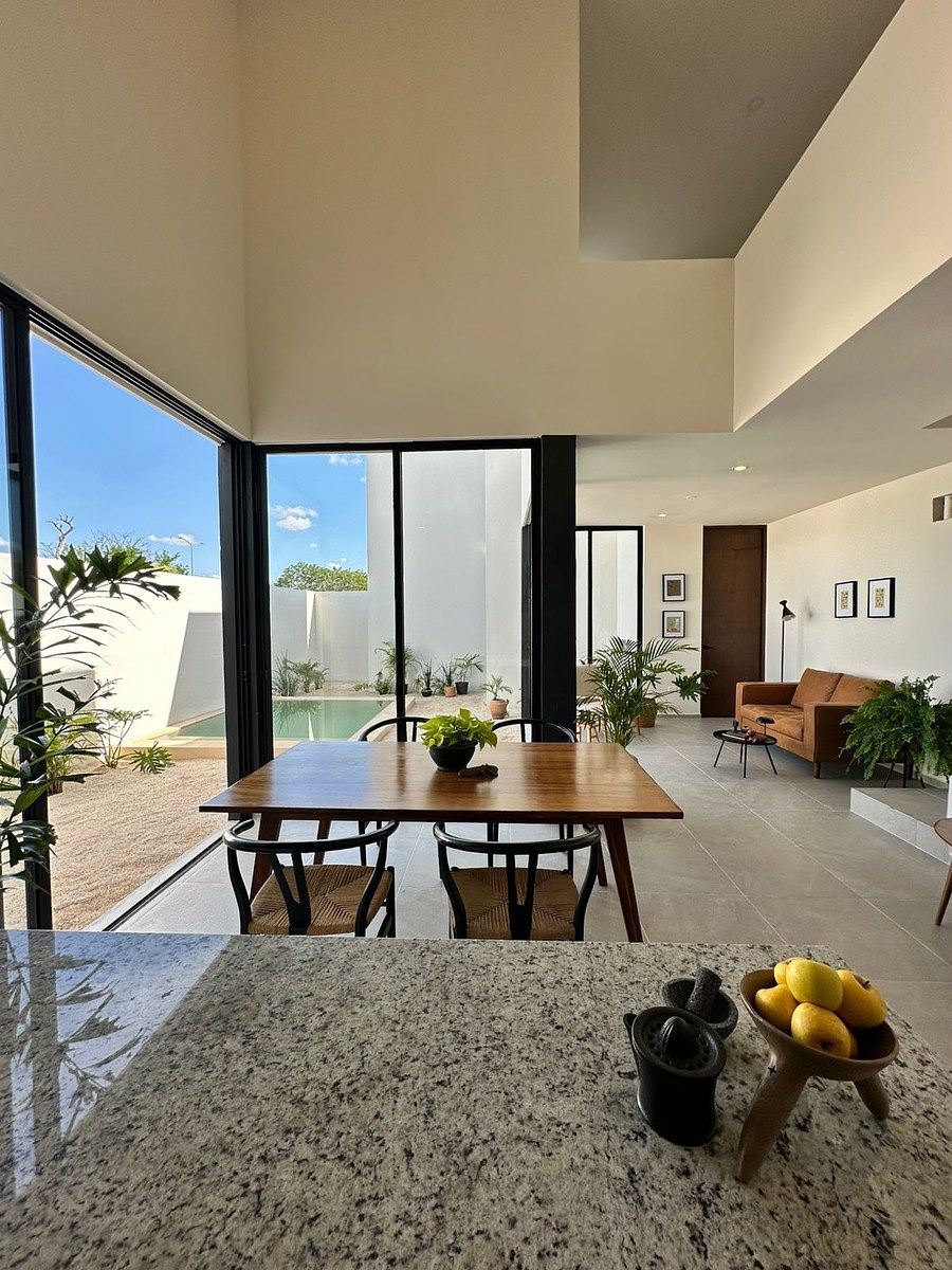 1 de 21: Área de sala y comedor con vista al jardín y alberca