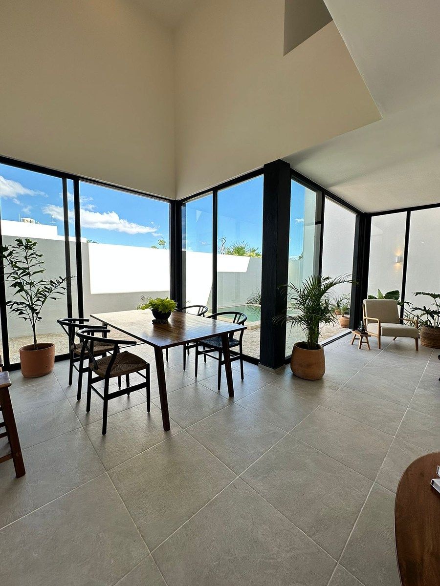 3 de 21: Área de sala y comedor con vista al jardín y alberca