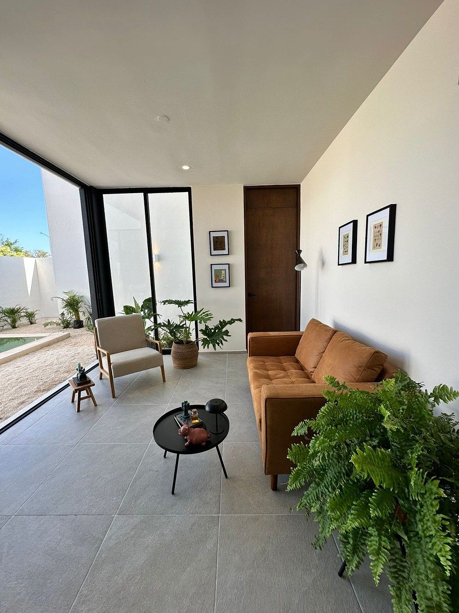 7 de 21: Área de sala con vista al jardín y a la alberca