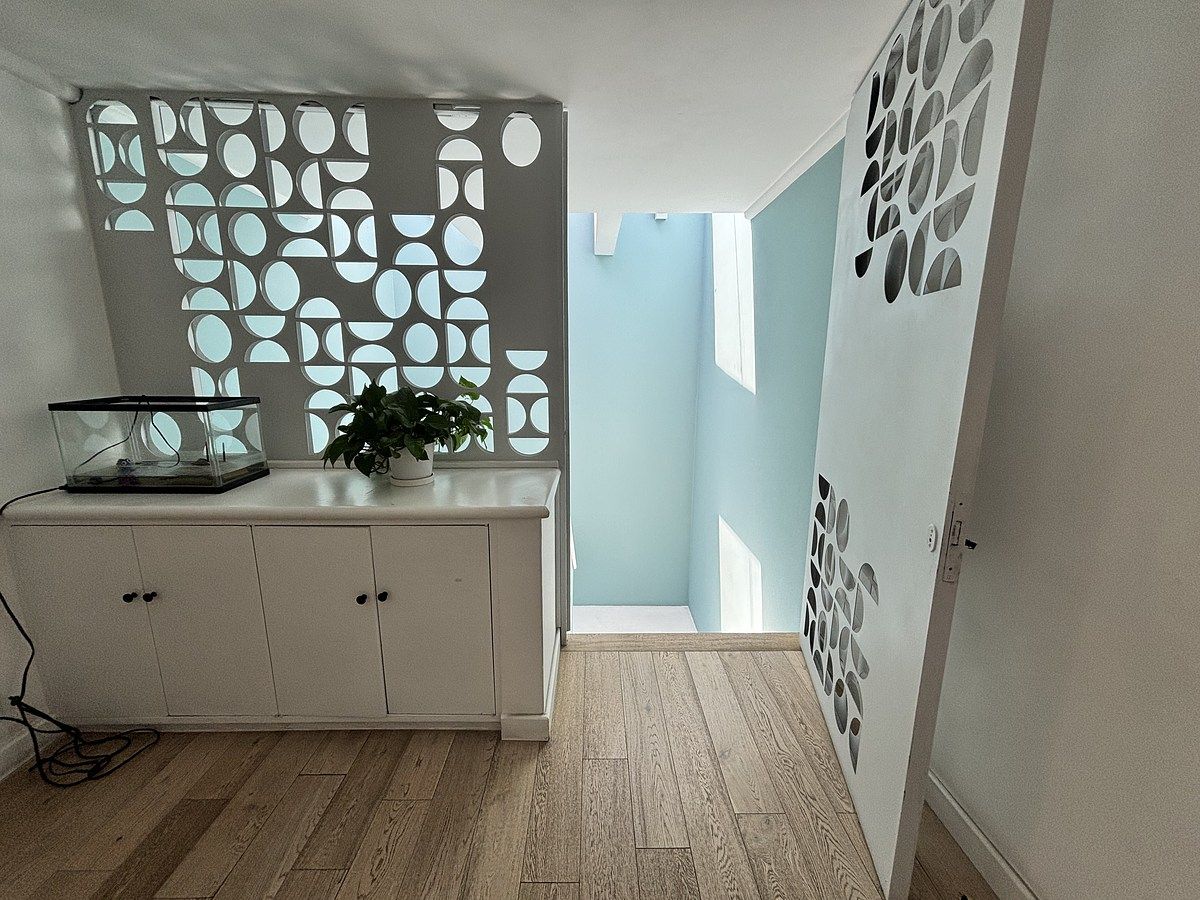 25 de 27: Escalera con puerta seguridad