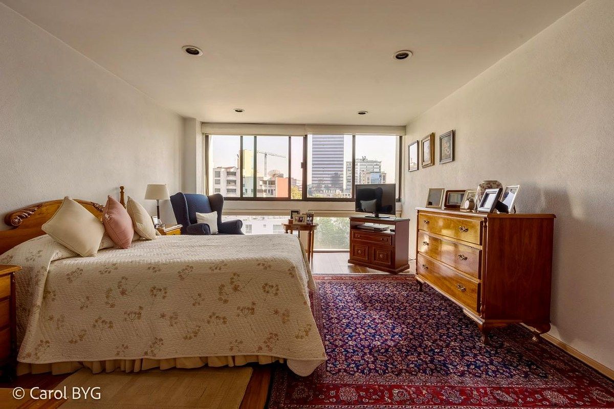 11 of 13: Amplia recámara principal