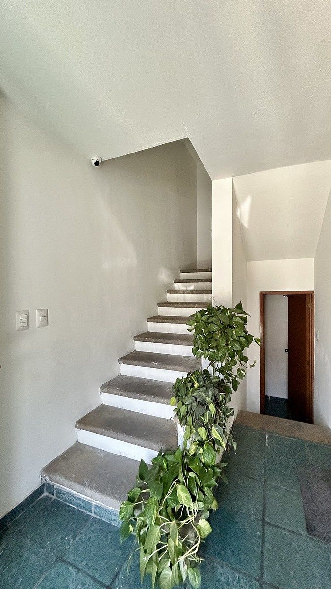 3 de 6: Escalera de ingreso y medio baño.